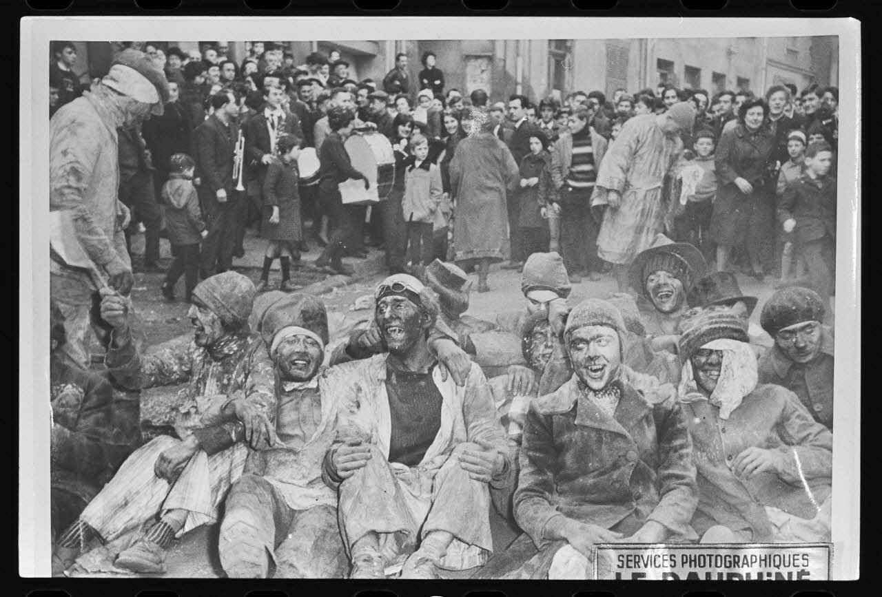 Le Dauphiné Libéré photographie Fête de la quintaine ayant lieu le dernier lundi du mois de janvier 1950 Rhône-Alpes, France 1950 Ph.1980.22.18 Photo