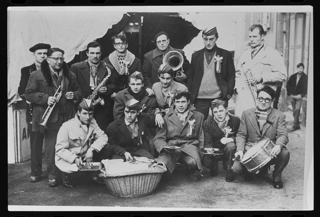 Le Dauphiné Libéré photographie Fête de la quintaine ayant lieu le dernier lundi du mois de janvier 1950. Brioche. Musique et classe d'âge Rhône-Alpes, France 1950 Ph.1980.22.19 Photo