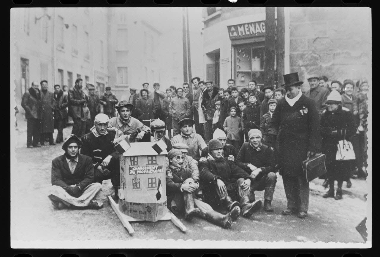 Le Dauphiné Libéré photographie Fête de la quintaine ayant lieu le dernier lundi du mois de janvier 1950. Conscription Rhône-Alpes, France 1950 Ph.1980.22.2 Photo