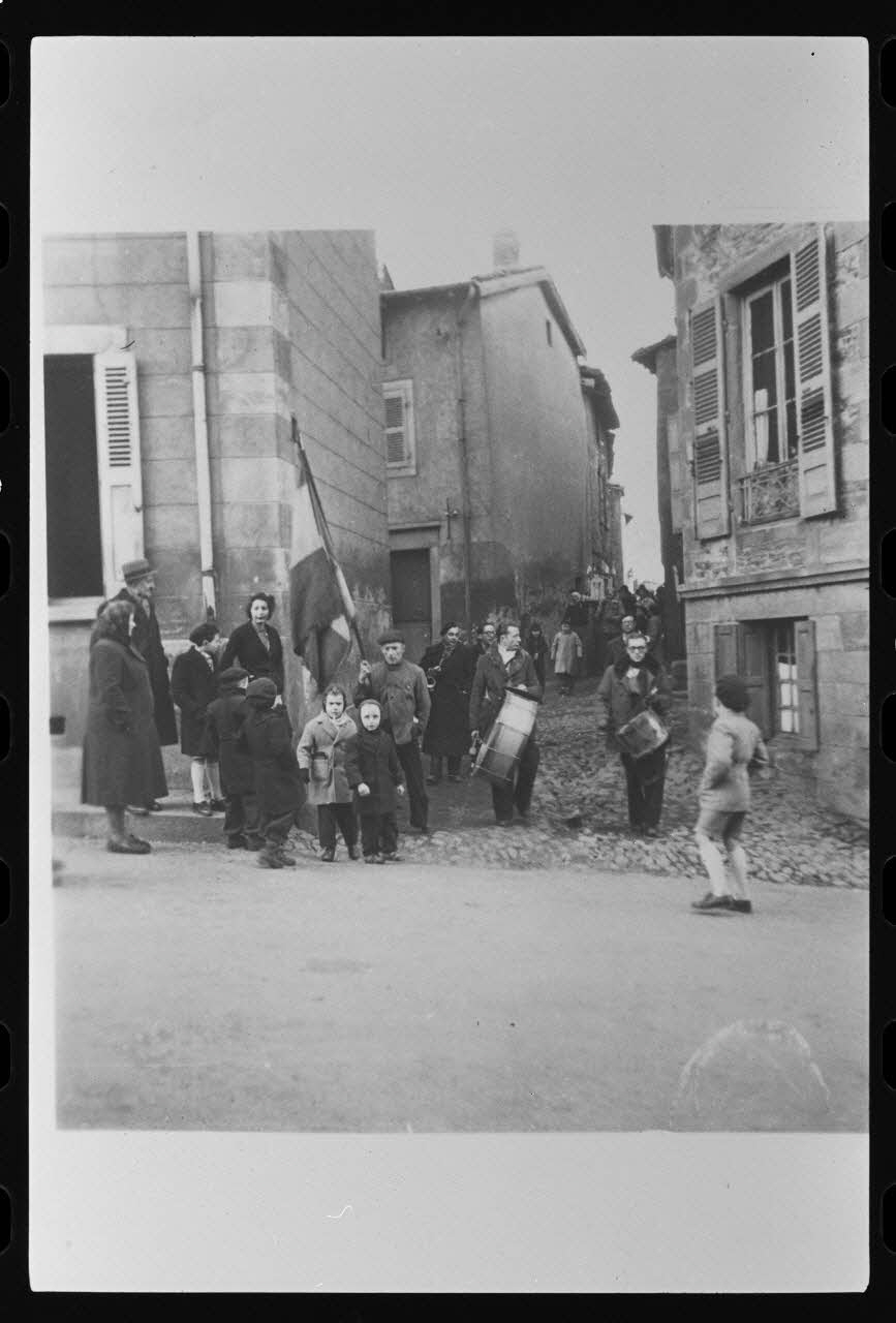 Le Dauphiné Libéré photographie Fête de la quintaine ayant lieu le dernier lundi du mois de janvier 1950. Conscription Rhône-Alpes, France 1950 Ph.1980.22.3 Photo