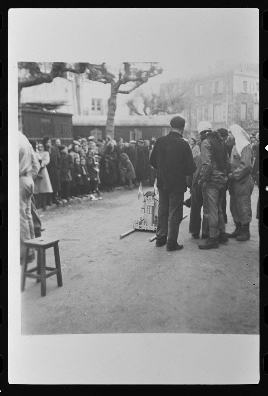 Le Dauphiné Libéré photographie Fête de la quintaine ayant lieu le dernier lundi du mois de janvier 1950. Conscription Rhône-Alpes, France 1950 Ph.1980.22.4 Photo