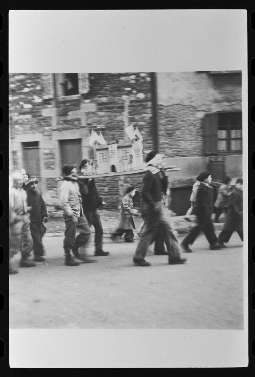 photographie Fête de la quintaine ayant lieu le dernier lundi du mois de janvier 1950. Conscription Ph.1980.22.5 Photo