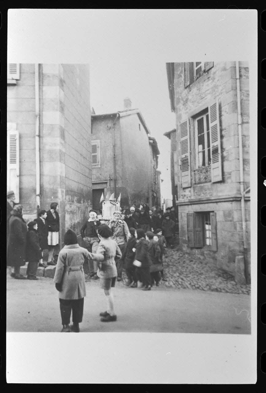 photographie Fête de la quintaine ayant lieu le dernier lundi du mois de janvier 1950. Conscription Ph.1980.22.6 Photo