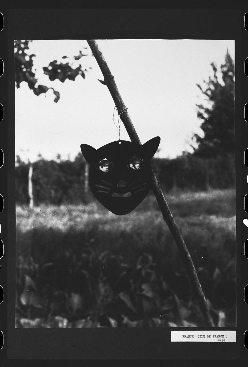 R. Dausset photographie Epouvantail pour la lutte contre les parasites Ile-de-France, France 1966 Ph.1980.28.10 Photo