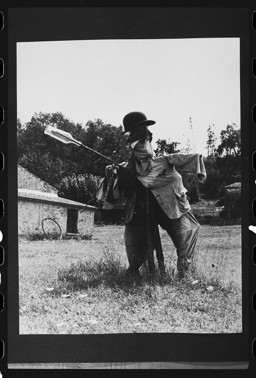R. Dausset photographie Epouvantail pour la lutte contre les parasites Provence-Alpes-Côte d'Azur, France 1964 Ph.1980.28.16 Photo