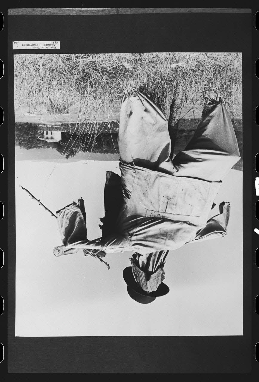 R. Dausset photographie Epouvantail pour la lutte contre les parasites Provence-Alpes-Côte d'Azur, France 1964 Ph.1980.28.17 Photo
