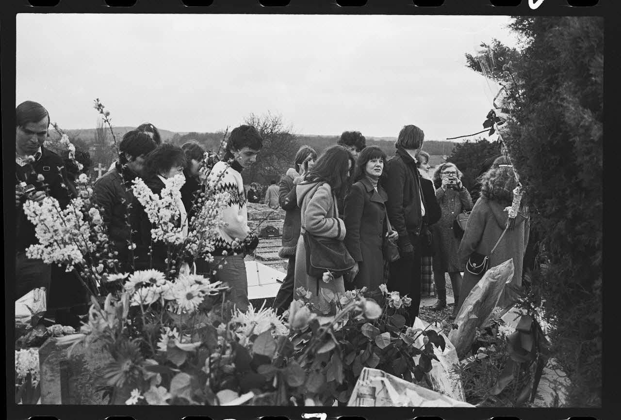 J. Beaudenom photographie Commémoration du défunt Claude François (1980). Fans devant la tombe fleurie Ile-de-France, France 1980/3/8 Ph.1980.32.37 Photo