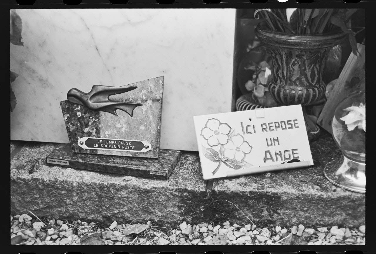 J. Beaudenom photographie Commémoration du défunt Claude François (1980). Statue d'un ange Ile-de-France, France 1980/3/8 Ph.1980.32.41 Photo