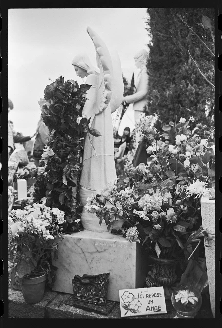 J. Beaudenom photographie Commémoration du défunt Claude François (1980). Statue d'un ange Ile-de-France, France 1980/3/8 Ph.1980.32.42 Photo