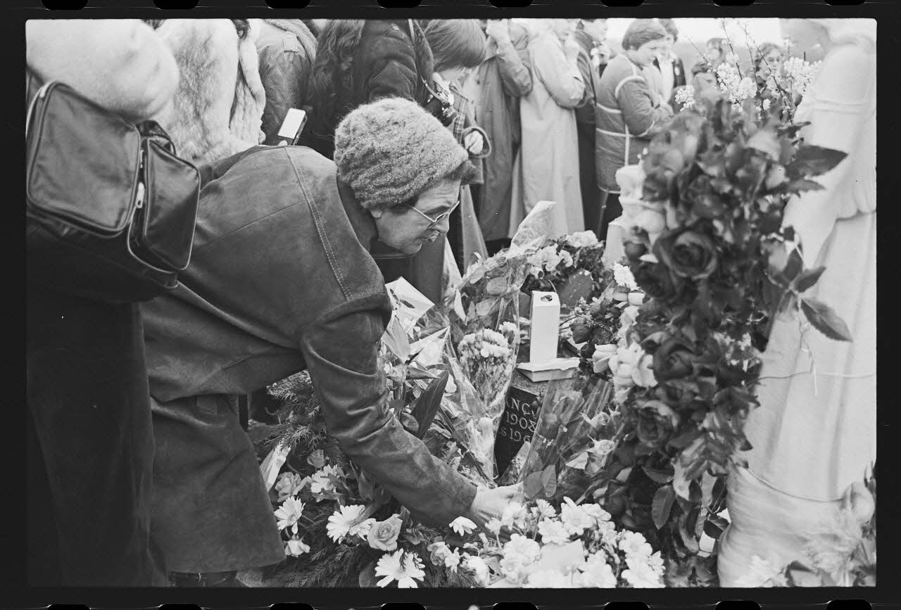 J. Beaudenom photographie Commémoration du défunt Claude François (1980). Fans fleurissant la tombe Ile-de-France, France 1980/3/8 Ph.1980.32.44 Photo