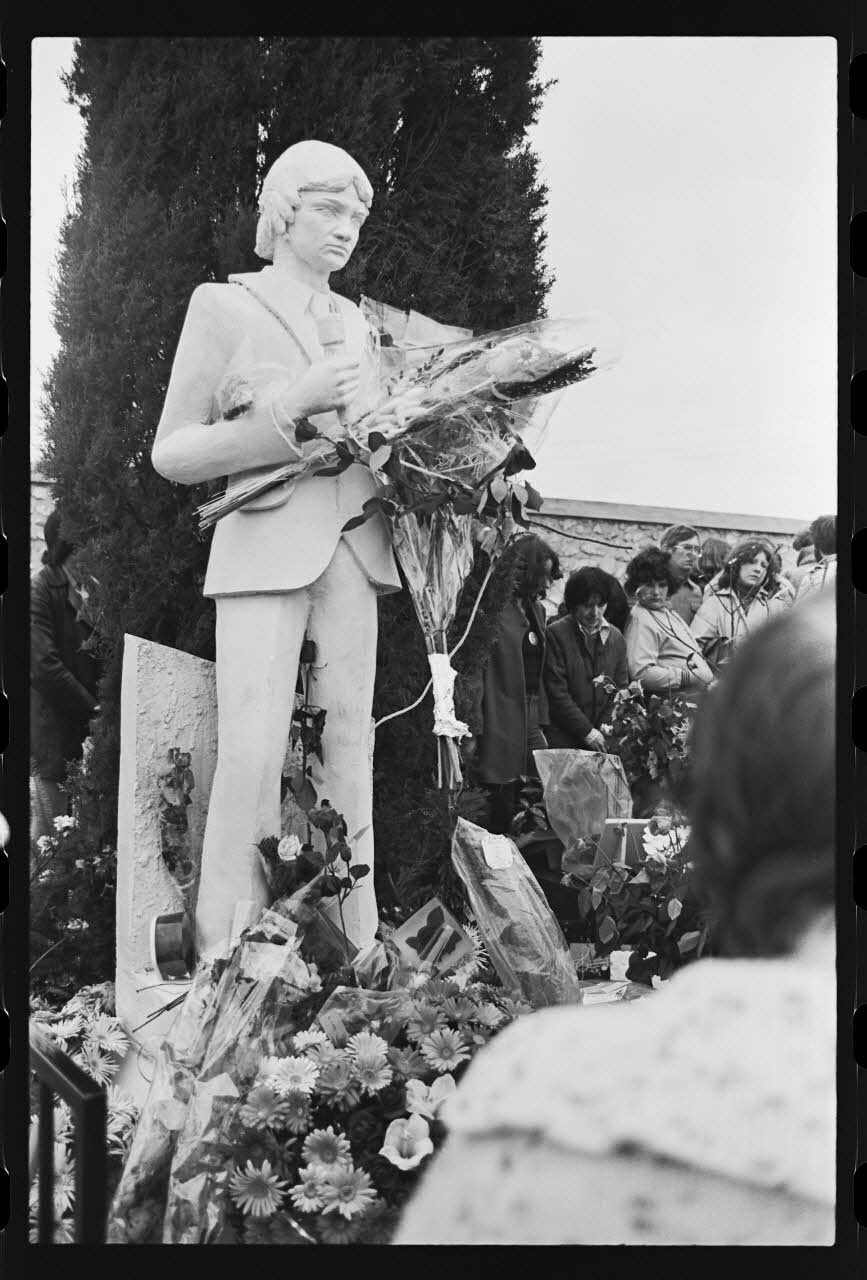 J. Beaudenom photographie Commémoration du défunt Claude François (1980). Statue de Claude François Ile-de-France, France 1980/3/8 Ph.1980.32.46 Photo