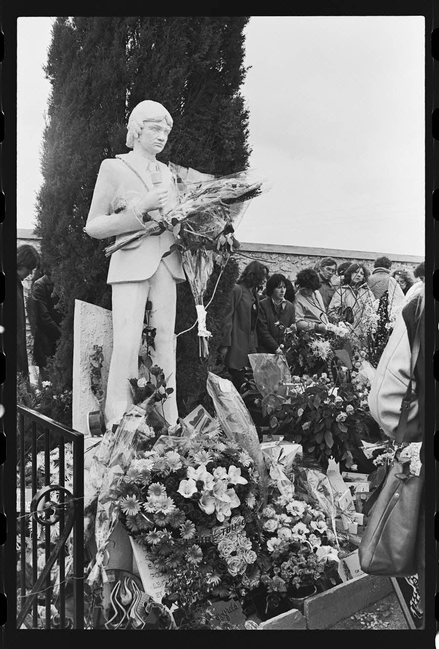 J. Beaudenom photographie Commémoration du défunt Claude François (1980). Statue de Claude François Ile-de-France, France 1980/3/8 Ph.1980.32.47 Photo
