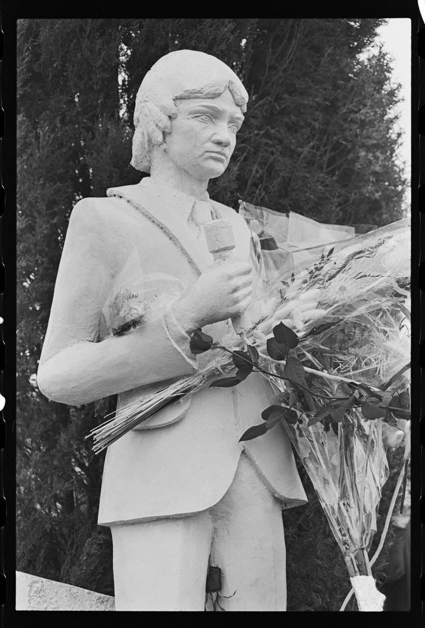 J. Beaudenom photographie Commémoration du défunt Claude François (1980). Statue de Claude François Ile-de-France, France 1980/3/8 Ph.1980.32.48 Photo