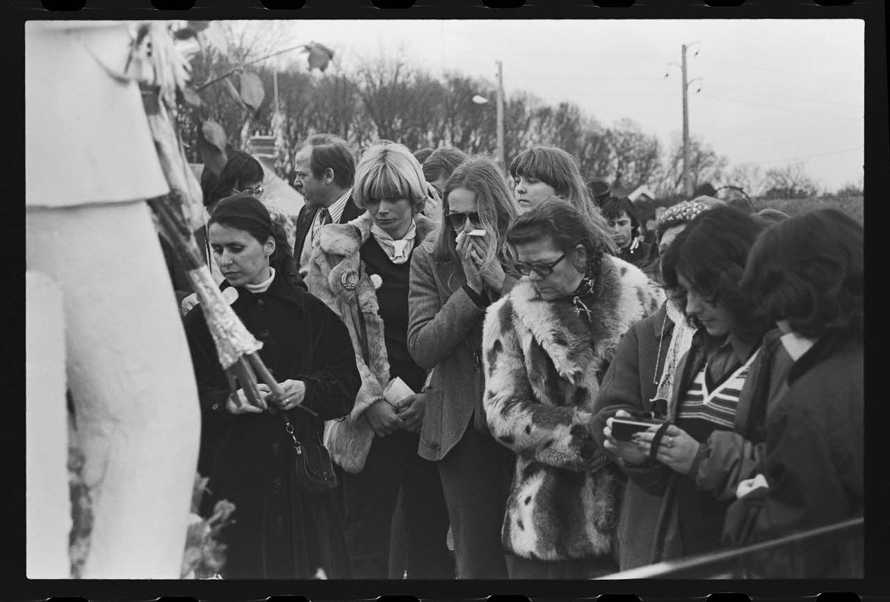 J. Beaudenom photographie Commémoration du défunt Claude François (1980). Fan devant la pierre tombale Ile-de-France, France 1980/3/8 Ph.1980.32.50 Photo