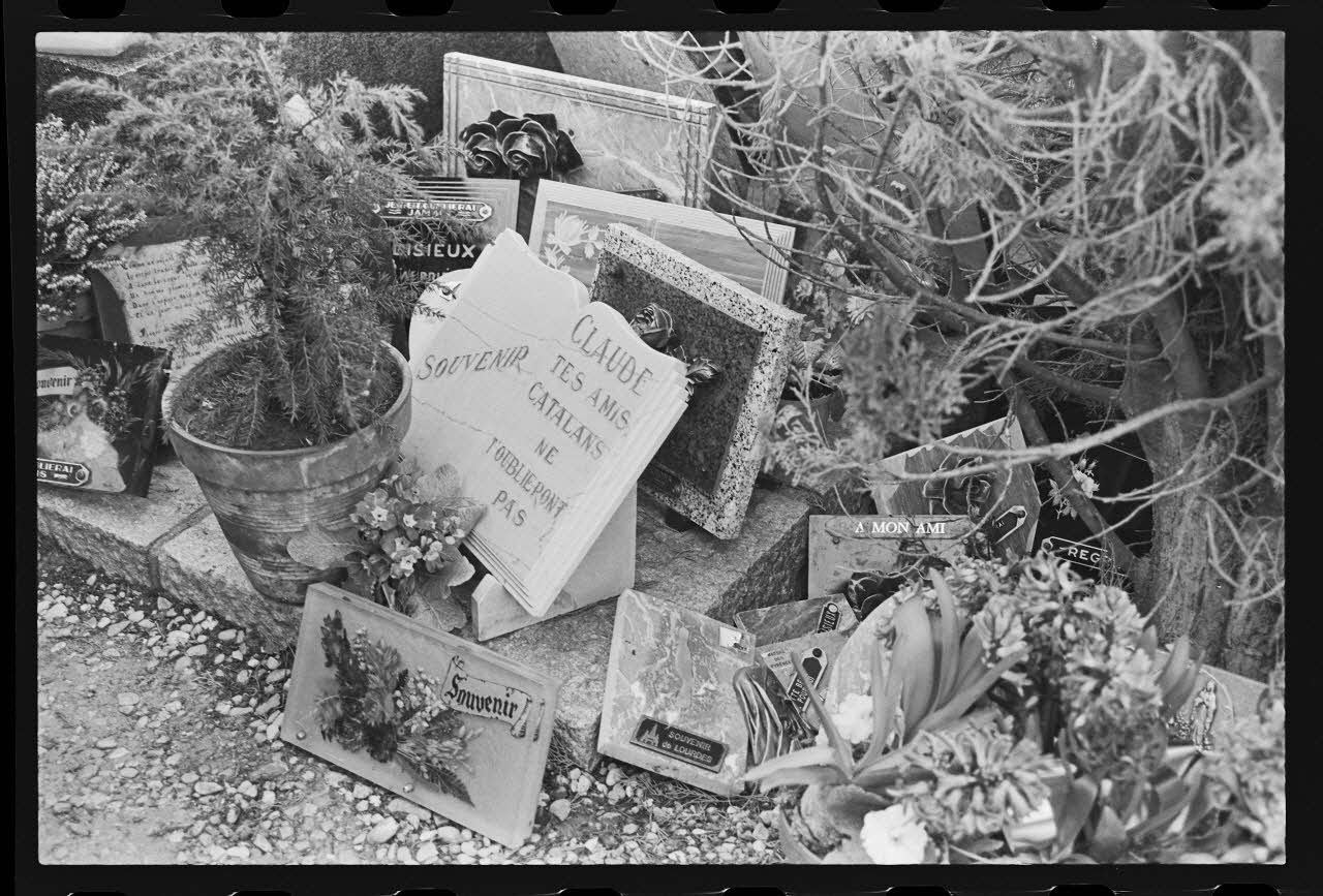 J. Beaudenom photographie Commémoration du défunt Claude François (1980). Tombe jonchée d'objets funéraires (bibelots souvenirs, plaques mortuaires) Ile-de-France, France 1980/3/8 Ph.1980.32.51 Photo
