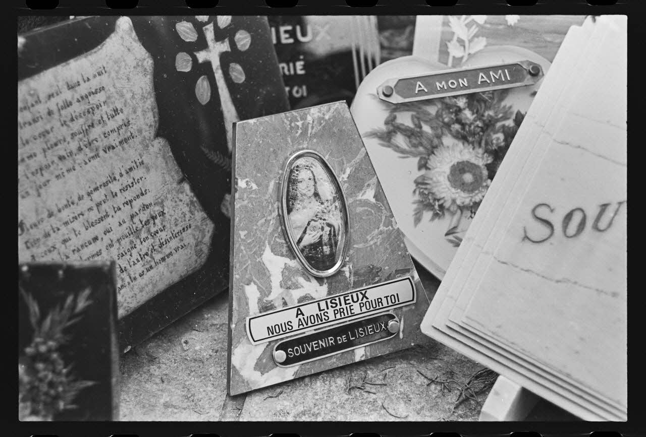 J. Beaudenom photographie Commémoration du défunt Claude François (1980). Tombe jonchée d'objets funéraires (bibelots souvenirs, plaques mortuaires) Ile-de-France, France 1980/3/8 Ph.1980.32.52 Photo