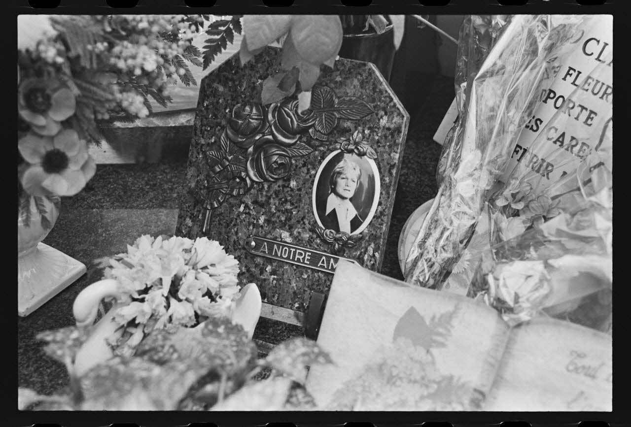 J. Beaudenom photographie Commémoration du défunt Claude François (1980). Tombe jonchée d'objets funéraires (bibelots souvenirs, plaques mortuaires) Ile-de-France, France 1980/3/8 Ph.1980.32.53 Photo