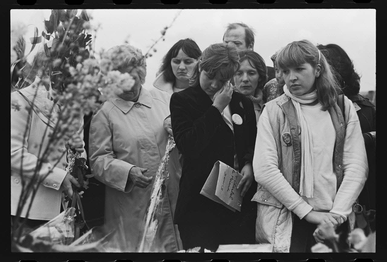 J. Beaudenom photographie Commémoration du défunt Claude François (1980). Fans recueillis devant la pierre tombale Ile-de-France, France 1980/3/8 Ph.1980.32.55 Photo