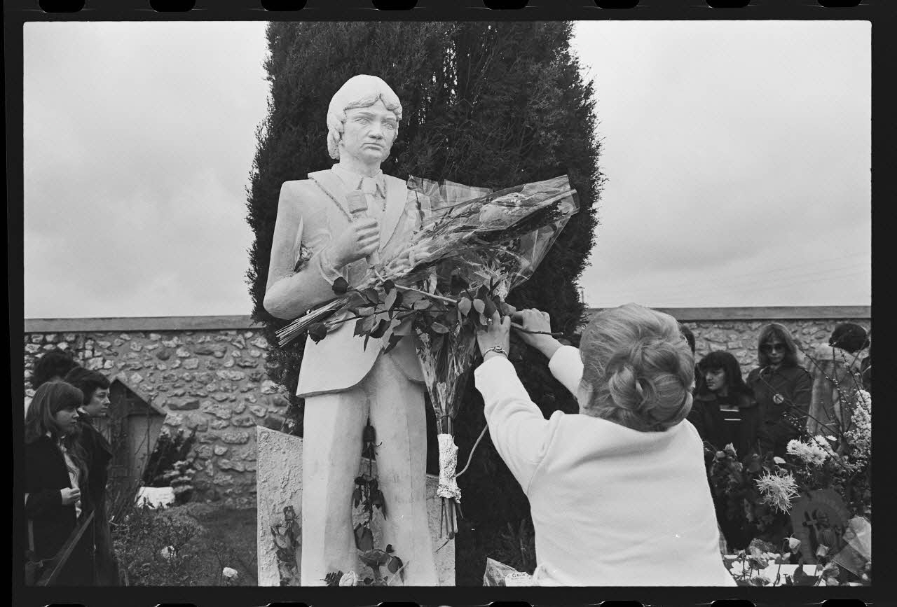 J. Beaudenom photographie Commémoration du défunt Claude François (1980). Offrande de fleurs par un fan Ile-de-France, France 1980/3/8 Ph.1980.32.57 Photo