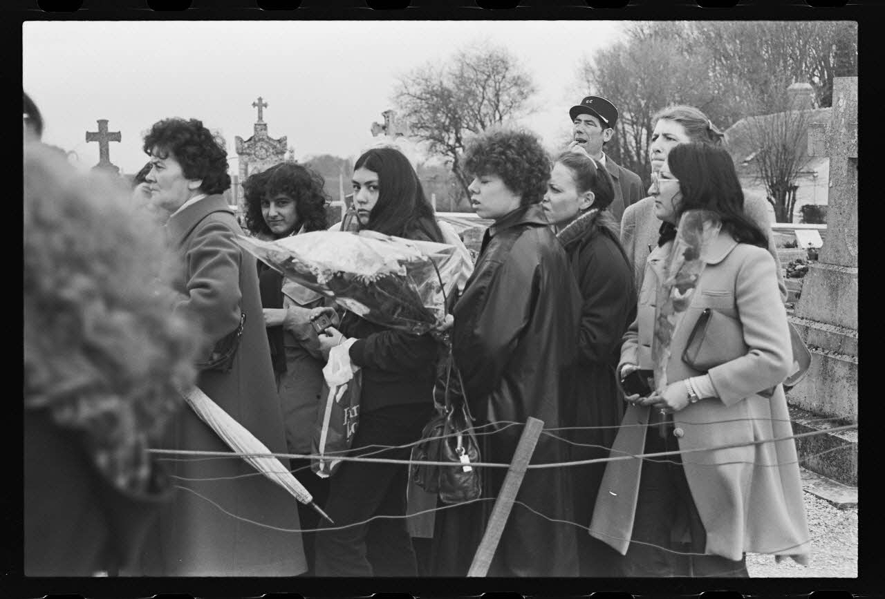 J. Beaudenom photographie Commémoration du défunt Claude François (1980). Fans recueillis devant la pierre tombale Ile-de-France, France 1980/3/8 Ph.1980.32.59 Photo