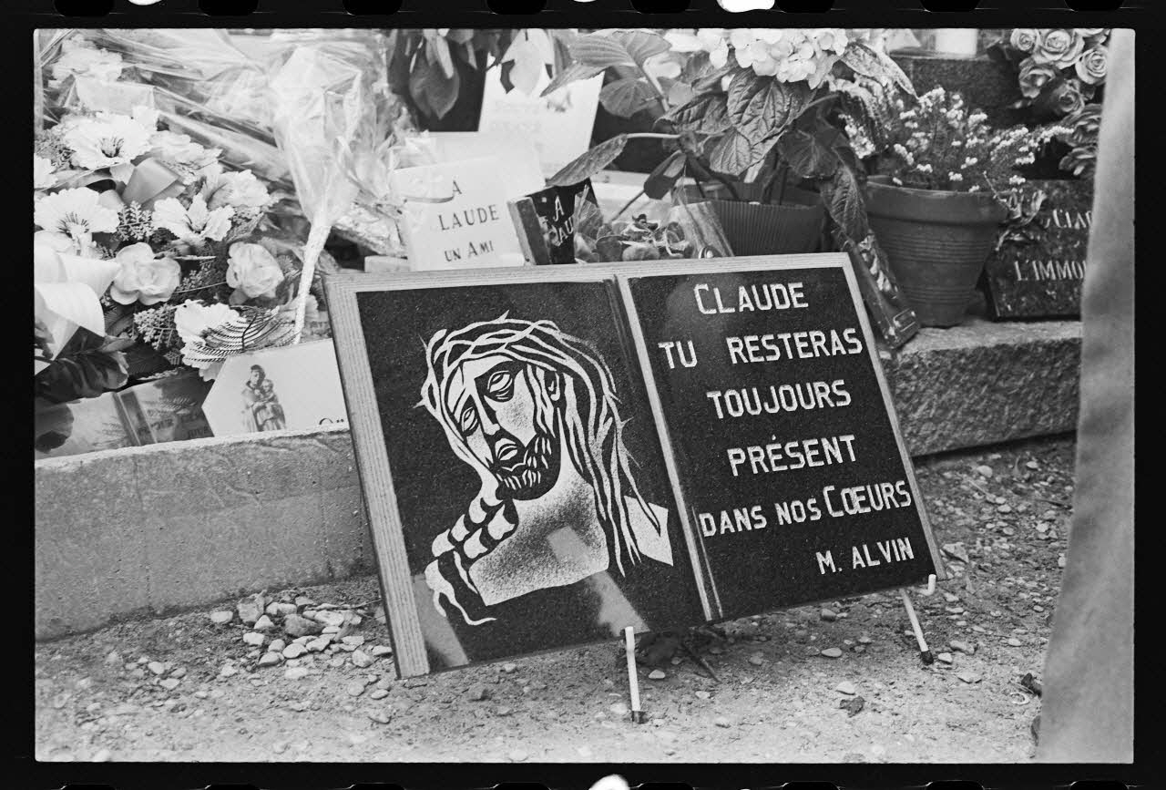 J. Beaudenom photographie Commémoration du défunt Claude François (1980). Plaque mortuaire : "Claude François tu resteras toujours présent dans nos cœurs" Ile-de-France, France 1980/3/8 Ph.1980.32.60 Photo