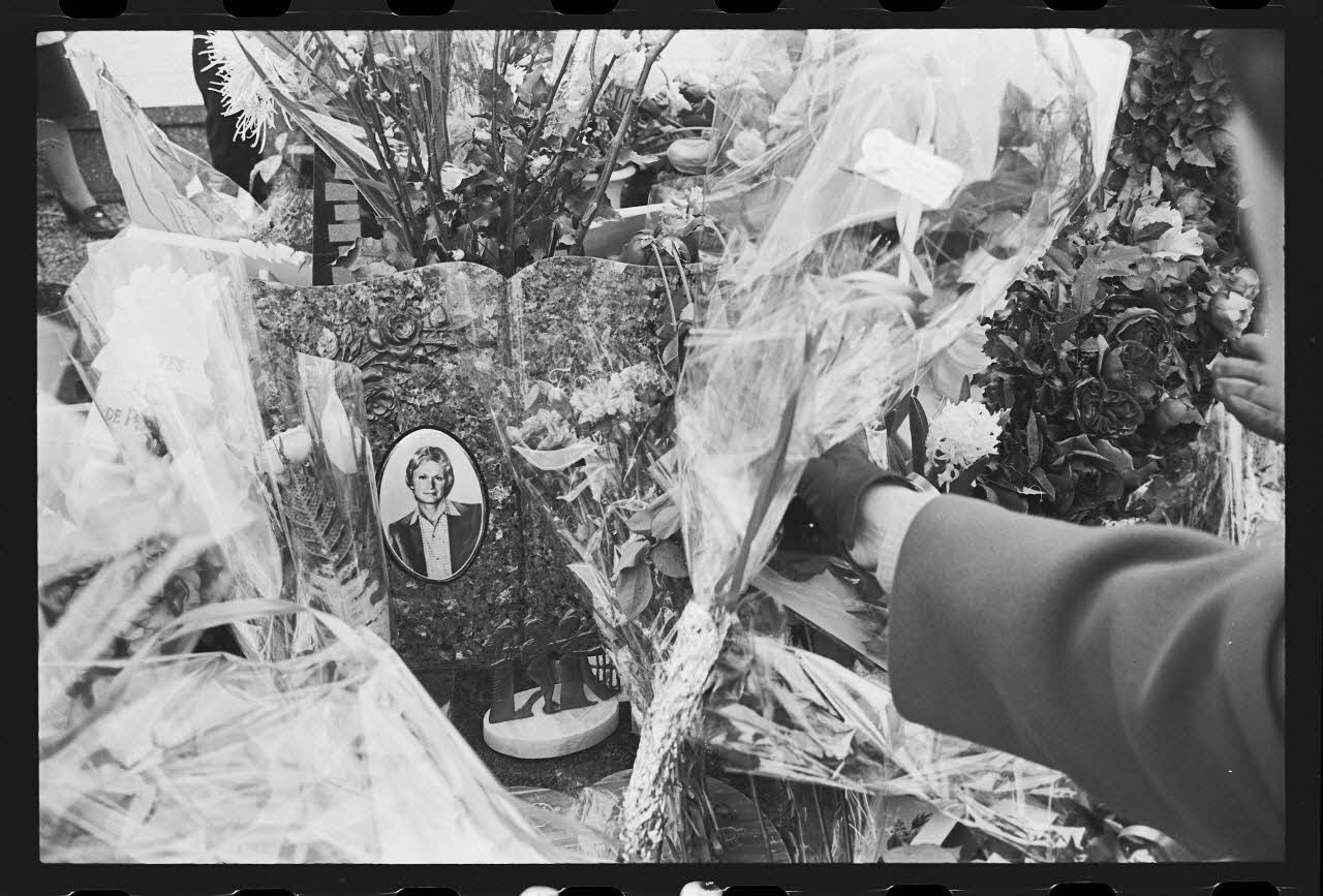 J. Beaudenom photographie Commémoration du défunt Claude François (1980). Pierre tombale avec fleurs et photo Ile-de-France, France 1980/3/8 Ph.1980.32.62 Photo