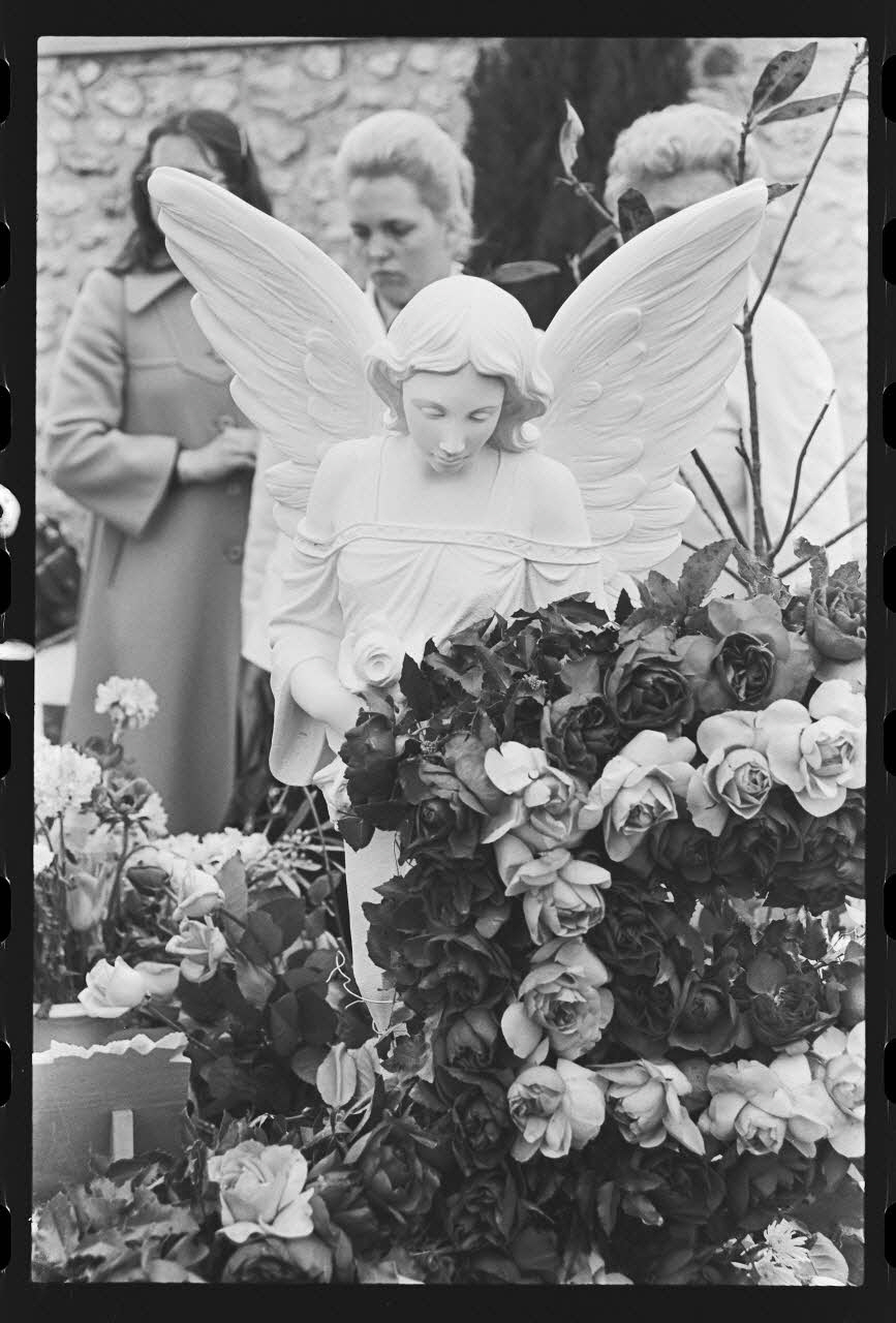 J. Beaudenom photographie Commémoration du défunt Claude François (1980). Statue d'un ange Ile-de-France, France 1980/3/8 Ph.1980.32.64 Photo