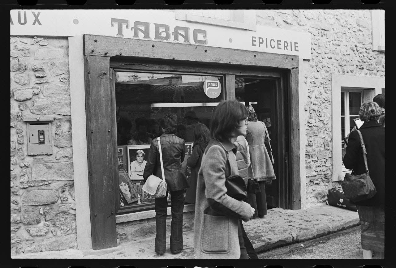 J. Beaudenom photographie Commémoration du défunt Claude François (1980). Souvenirs vendus dans des boutiques Ile-de-France, France 1980/3/8 Ph.1980.32.67 Photo