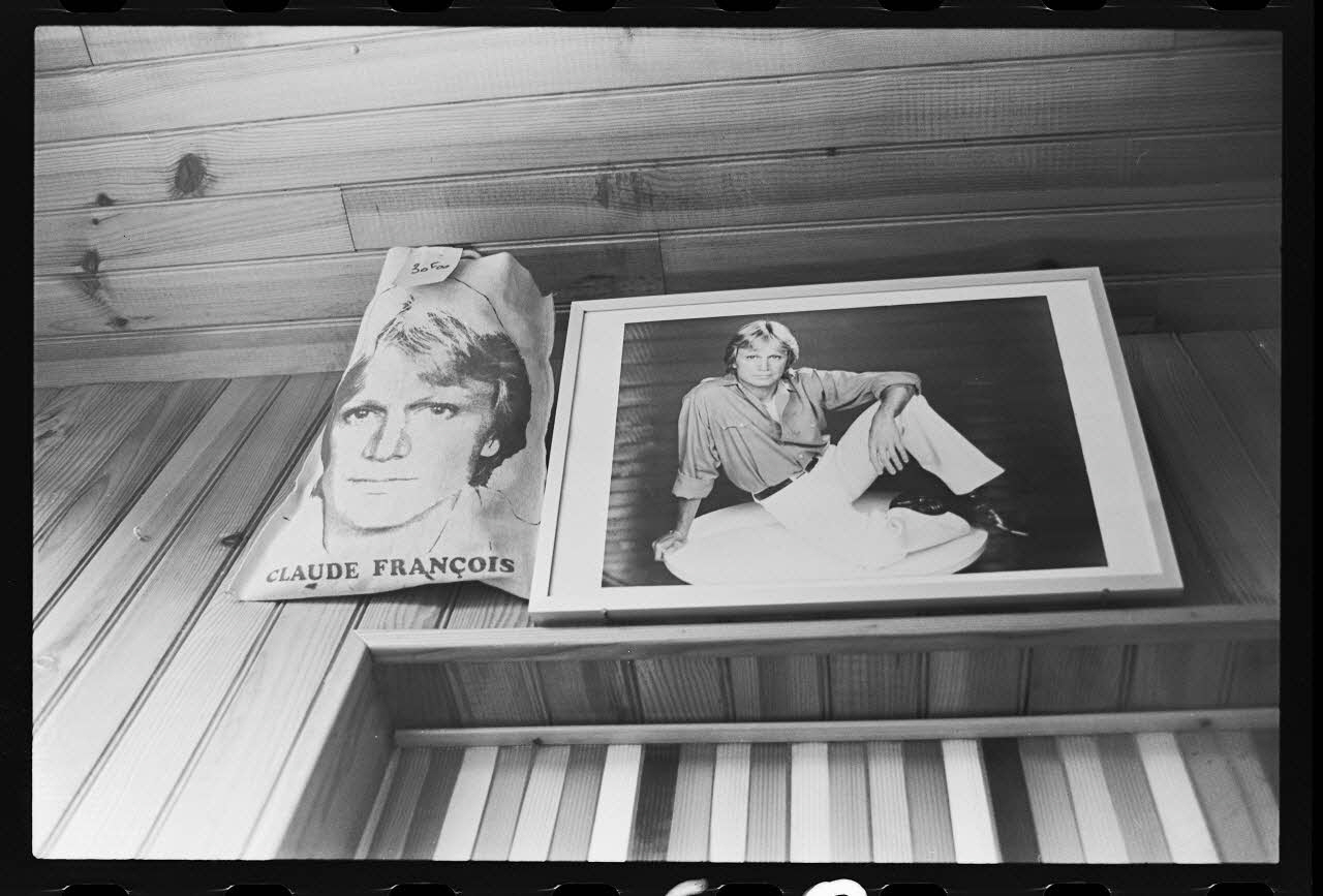 J. Beaudenom photographie Commémoration du défunt Claude François (1980). Souvenirs vendus dans des boutiques Ile-de-France, France 1980/3/8 Ph.1980.32.68 Photo