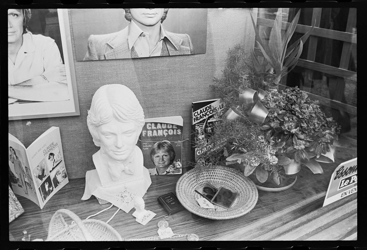 J. Beaudenom photographie Commémoration du défunt Claude François (1980). Souvenirs vendus dans des boutiques Ile-de-France, France 1980/3/8 Ph.1980.32.69 Photo