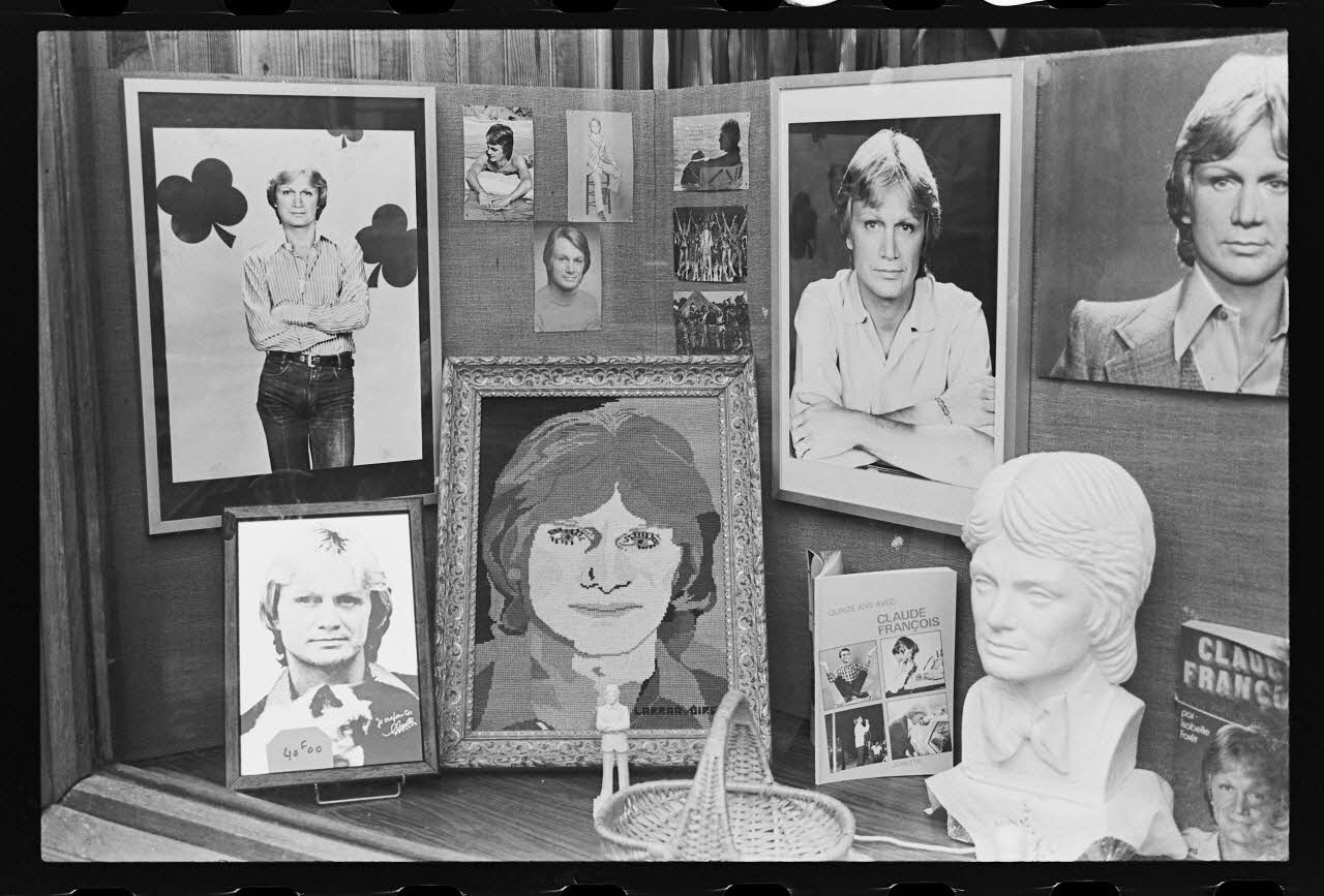J. Beaudenom photographie Commémoration du défunt Claude François (1980). Souvenirs vendus dans des boutiques Ile-de-France, France 1980/3/8 Ph.1980.32.70 Photo