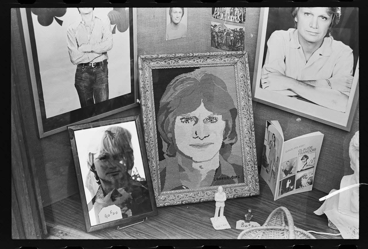 J. Beaudenom photographie Commémoration du défunt Claude François (1980). Souvenirs vendus dans des boutiques Ile-de-France, France 1980/3/8 Ph.1980.32.71 Photo
