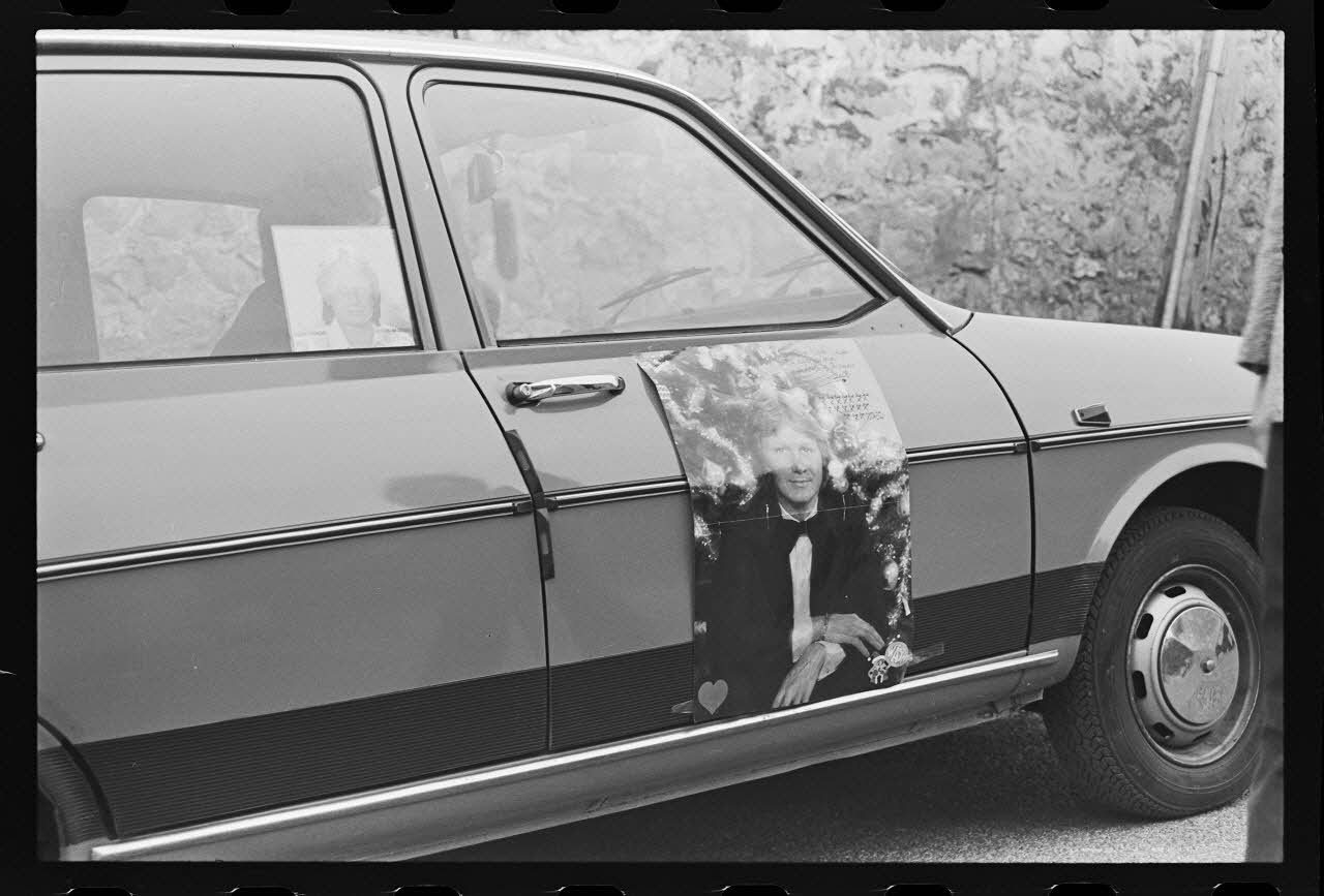 J. Beaudenom photographie Commémoration du défunt Claude François (1980). Automobile et poster Ile-de-France, France 1980/3/8 Ph.1980.32.72 Photo