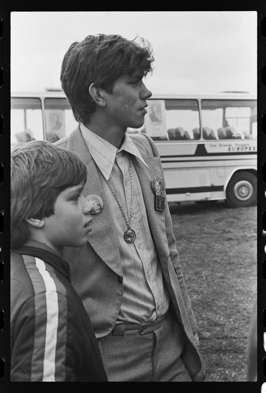 J. Beaudenom photographie Commémoration du défunt Claude François (1980). Retours des fans par cars Ile-de-France, France 1980/3/8 Ph.1980.32.74 Photo
