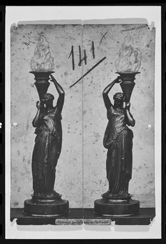 photographie "Femmes portant la lumière électrique". Porte-torchère en bronze (1920-30) par Monsieur Lanissol Ph.1980.5.1  Photo