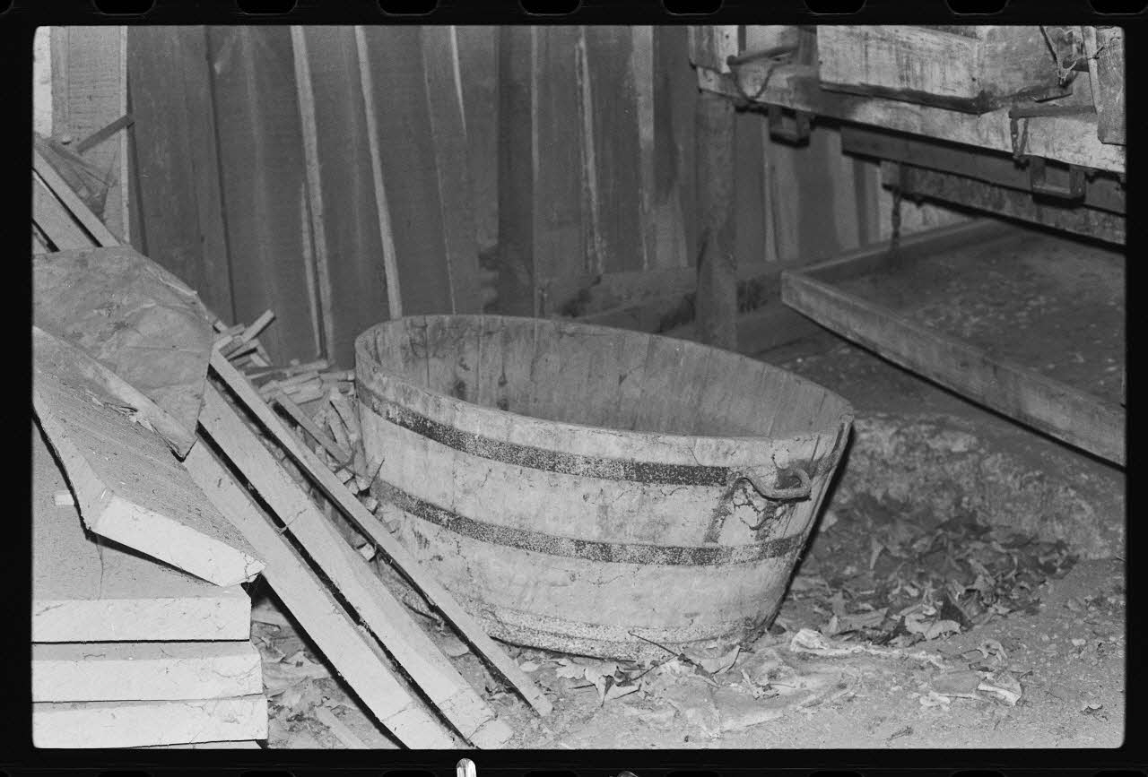 photographie Hangar pour matériel agricole : cuve à vin Ph.1980.6.18 Photo