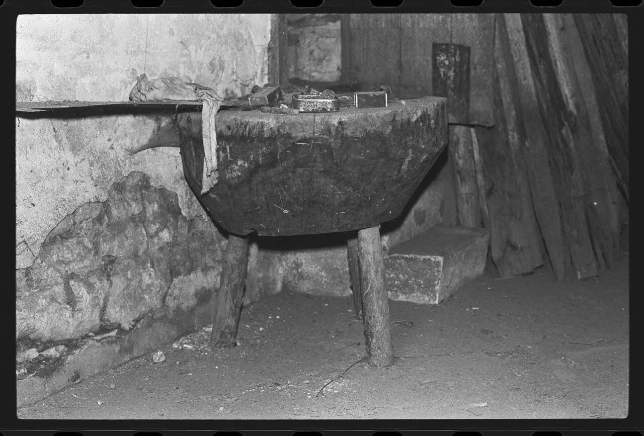 photographie Hangar pour matériel agricole : billot à découper les sangliers Ph.1980.6.9  Photo