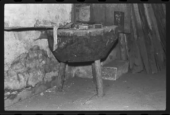 photographie Hangar pour matériel agricole : billot à découper les sangliers Ph.1980.6.9  Photo