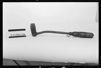 photographie Antenne Saint-Riquier : carrossier. Outillage: fer à souder Ph.1981.1.158 Photo