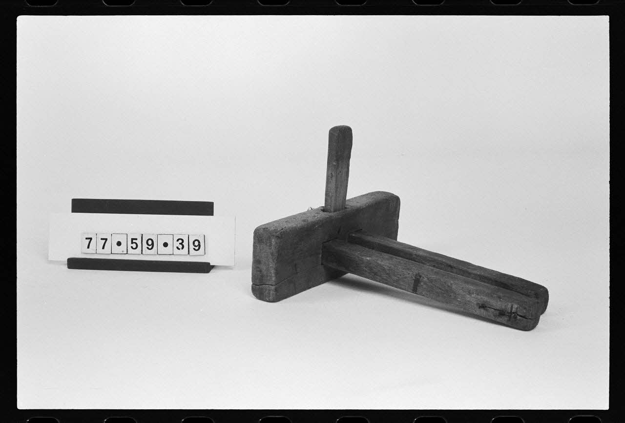 photographie Antenne Saint-Riquier : carrossier. Outillage spécialisé pour le bois: trusquin Ph.1981.1.163 Photo