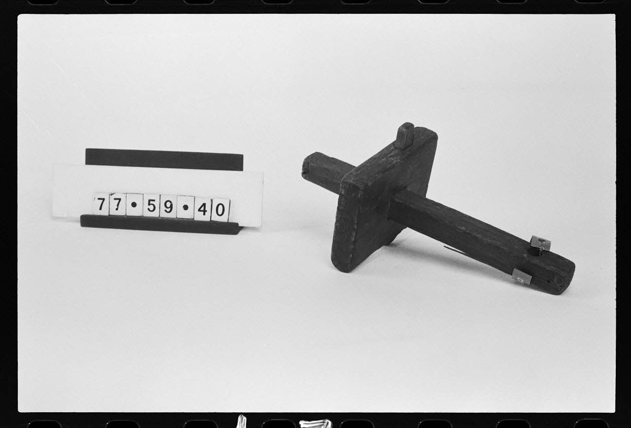 photographie Antenne Saint-Riquier : carrossier. Outillage: trusquin Ph.1981.1.170 Photo