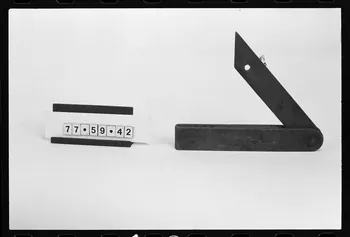 photographie Antenne Saint-Riquier : carrossier. Outillage: équerre Ph.1981.1.180 Photo