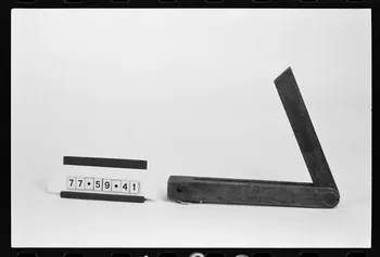 photographie Antenne Saint-Riquier : carrossier. Outillage: équerre Ph.1981.1.182 Photo