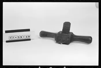 photographie Antenne Saint-Riquier : carrossier. Outillage: vastringue Ph.1981.1.191 Photo