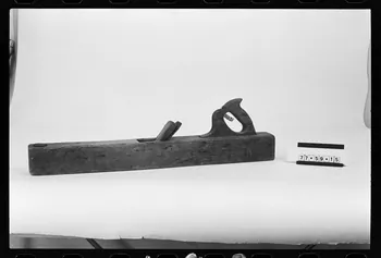 photographie Antenne Saint-Riquier : carrossier. Rabot: varlope Ph.1981.1.192 Photo