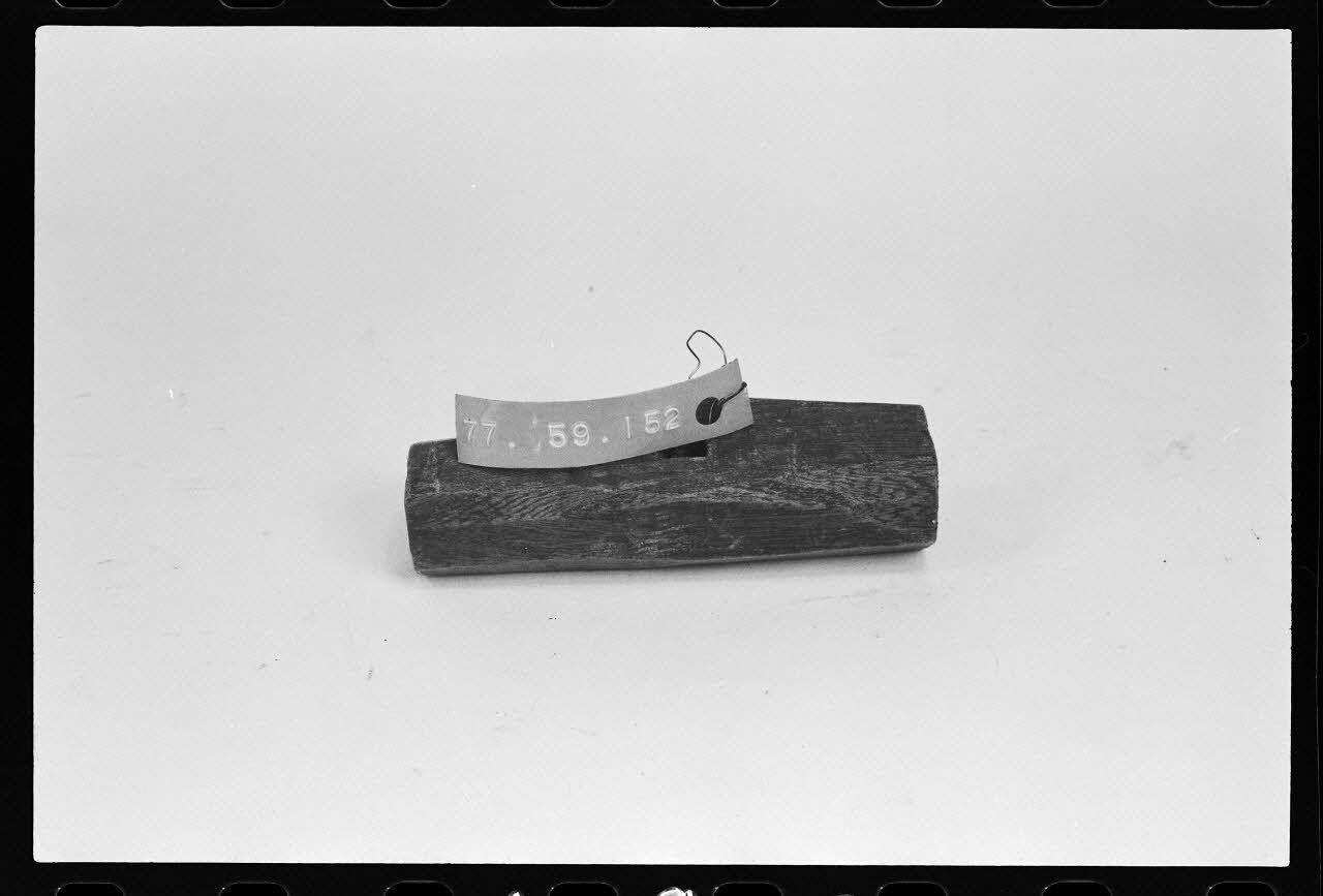 photographie Antenne Saint-Riquier : carrossier. Outillage: manche d'outil Ph.1981.1.196 Photo
