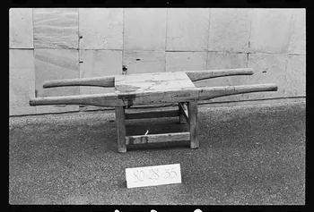 photographie Antenne Saint-Riquier : porcelaine, mobilier et outillage. Atelier de porcelainerie "Samson". Portage humain à deux mains par deux personnes Ph.1981.1.232 Photo