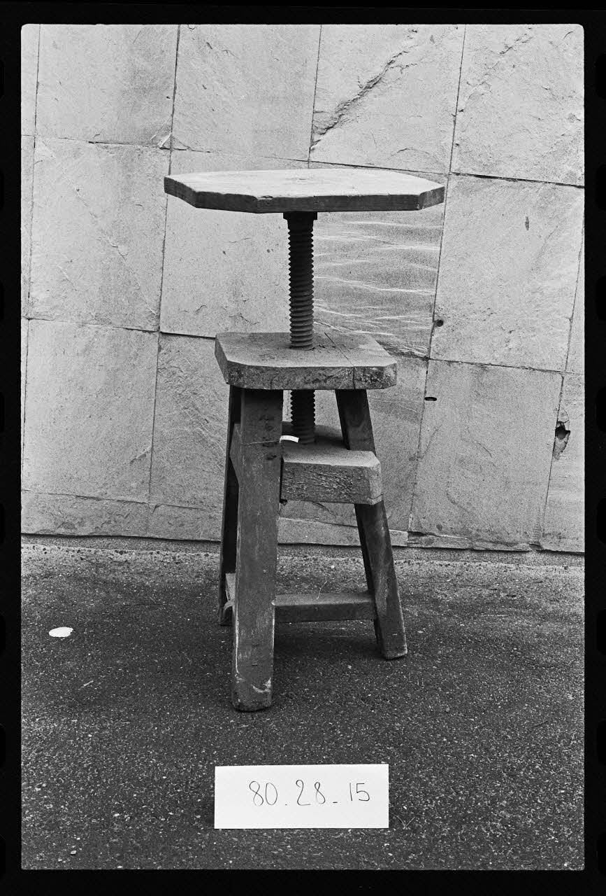 photographie Antenne Saint-Riquier : porcelaine, mobilier et outillage spécialisé. Chevalet de l'atelier de porcelainerie "Samson" Ph.1981.1.235 Photo