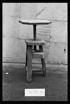 photographie Antenne Saint-Riquier : porcelaine, mobilier et outillage spécialisé. Chevalet de l'atelier de porcelainerie "Samson" Ph.1981.1.235 Photo