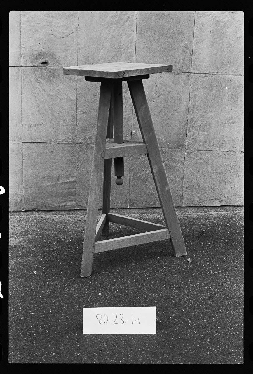 photographie Antenne Saint-Riquier : porcelaine, mobilier et outillage spécialisé. Chevalet de l'atelier de porcelainerie "Samson" Ph.1981.1.236 Photo